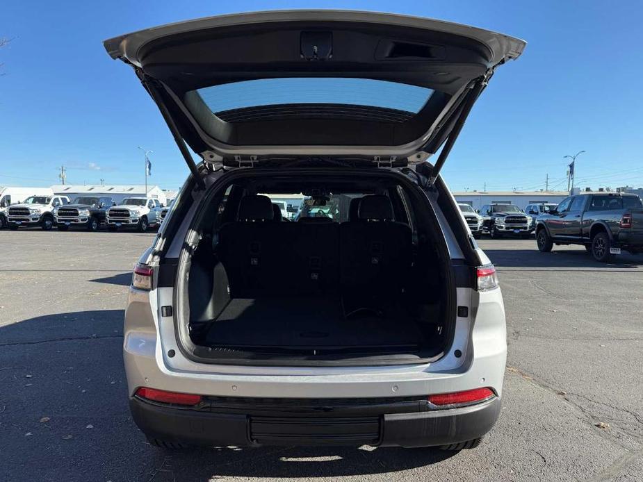 new 2025 Jeep Grand Cherokee car, priced at $42,002