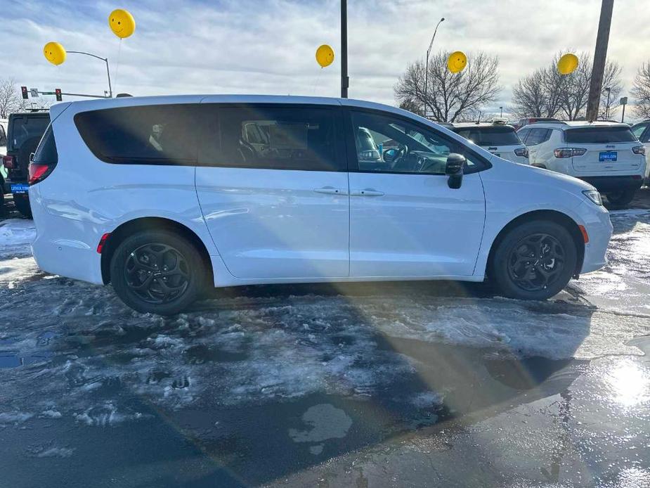 new 2024 Chrysler Pacifica Hybrid car, priced at $51,291