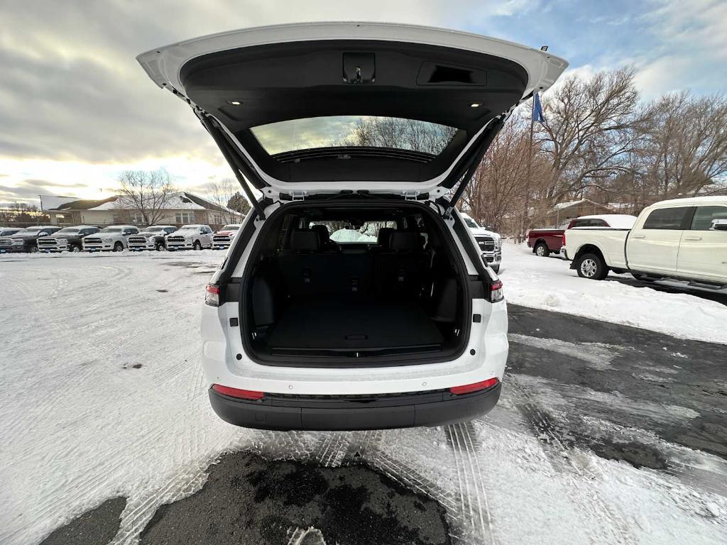 new 2025 Jeep Grand Cherokee car, priced at $48,102