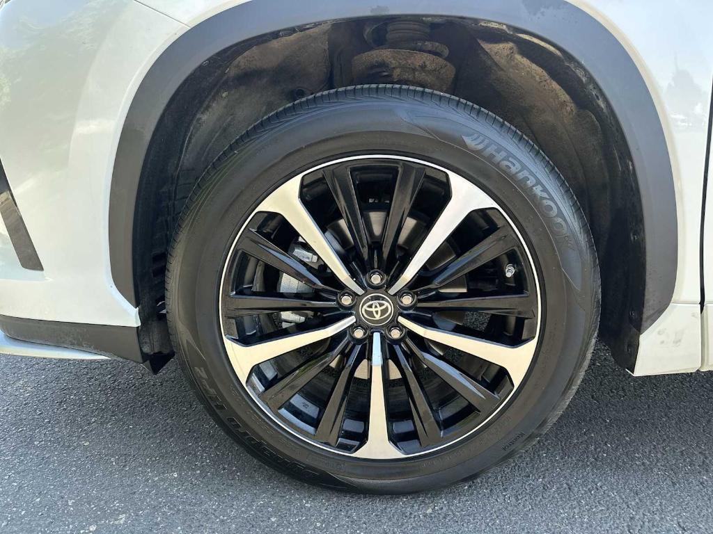 used 2021 Toyota Highlander car, priced at $35,281