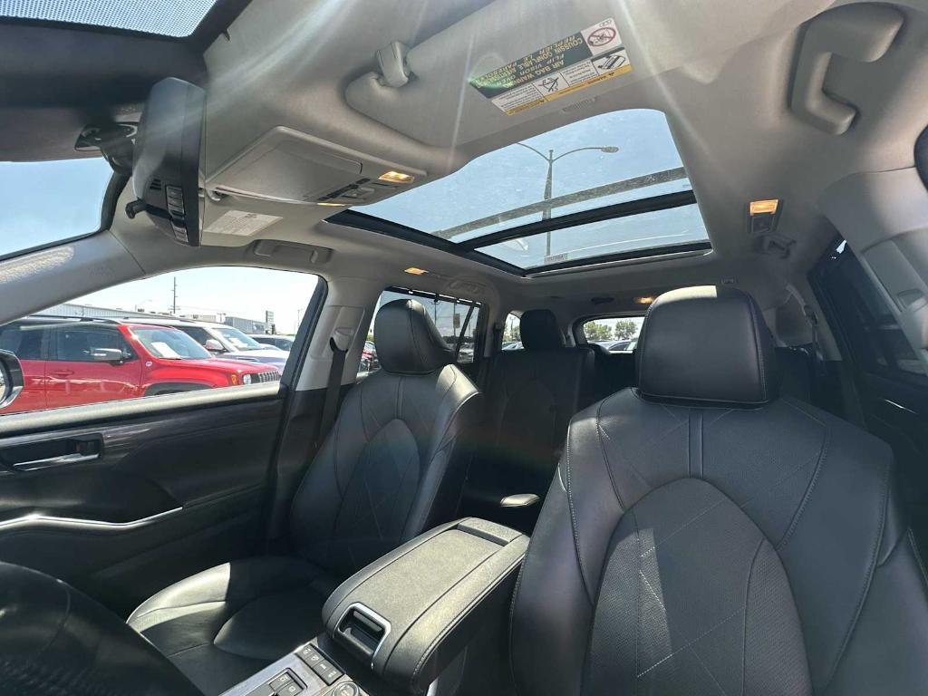 used 2022 Toyota Highlander car, priced at $39,862