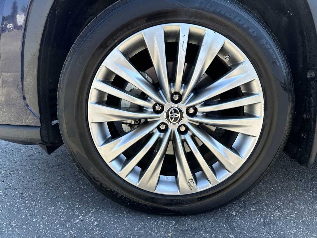 used 2022 Toyota Highlander car, priced at $39,862