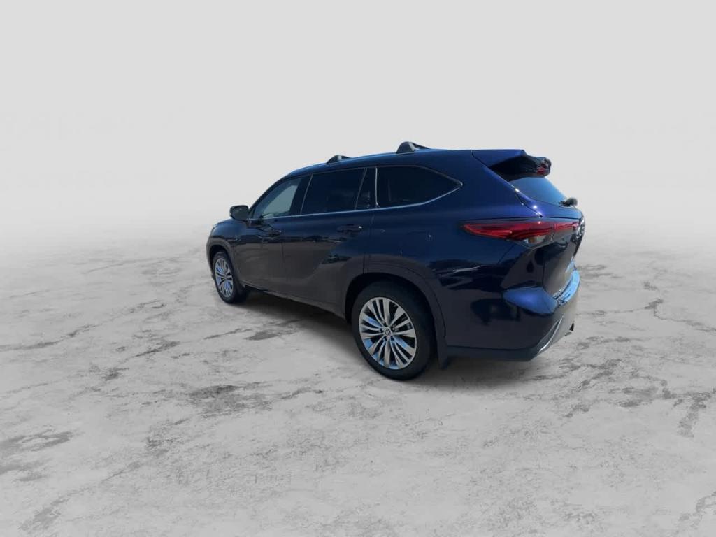 used 2022 Toyota Highlander car, priced at $39,862