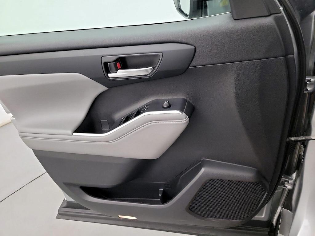 used 2022 Toyota Highlander car, priced at $37,998