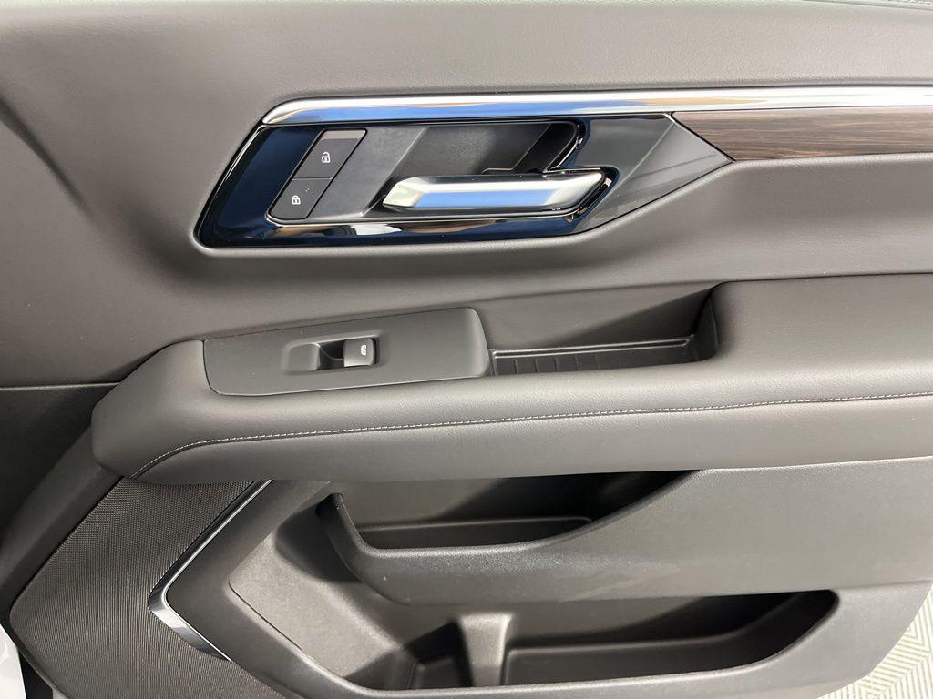 new 2025 Chevrolet Suburban car, priced at $69,380