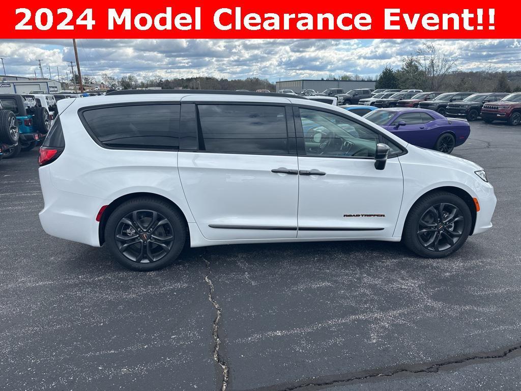 new 2024 Chrysler Pacifica car, priced at $40,000