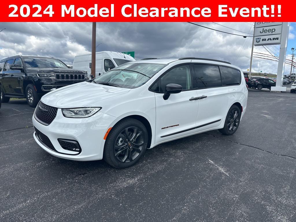 new 2024 Chrysler Pacifica car, priced at $40,000