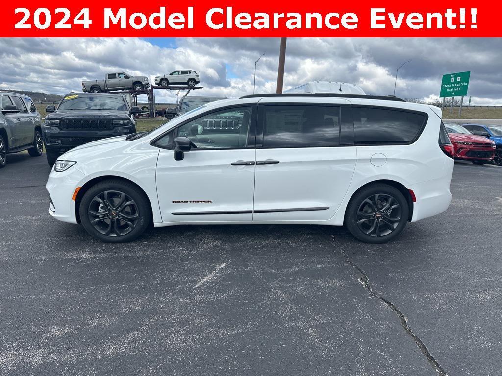 new 2024 Chrysler Pacifica car, priced at $40,000