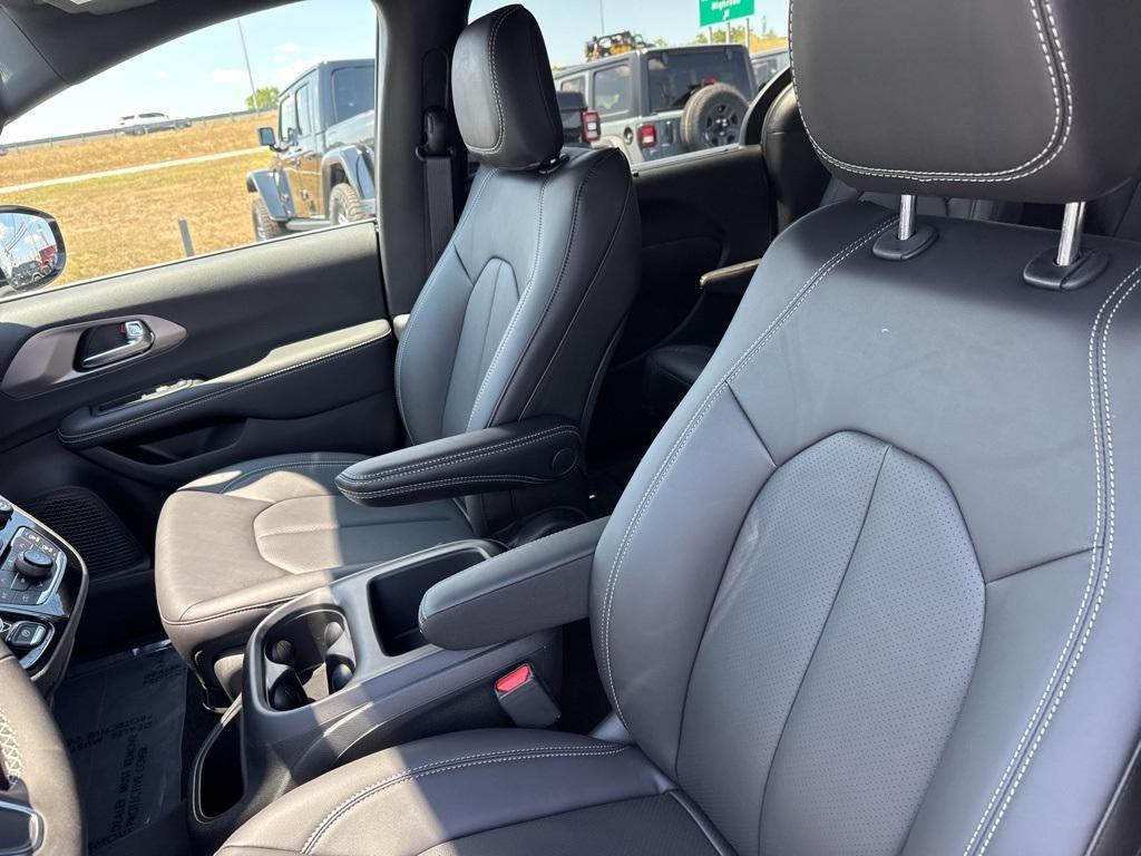 new 2025 Chrysler Pacifica car, priced at $44,325