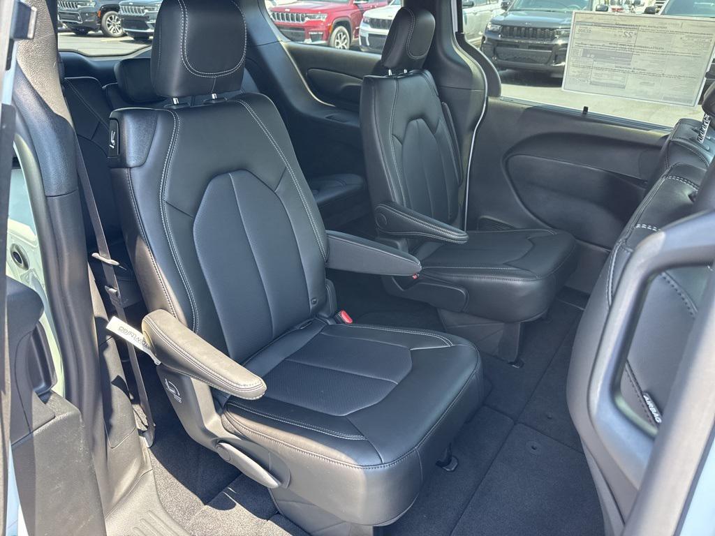 new 2025 Chrysler Pacifica car, priced at $44,325