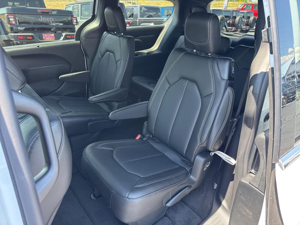 new 2025 Chrysler Pacifica car, priced at $44,325