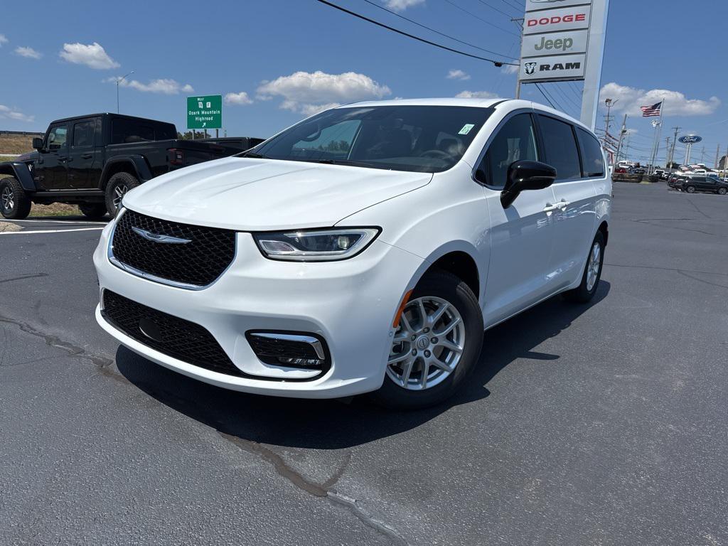 new 2025 Chrysler Pacifica car, priced at $44,325