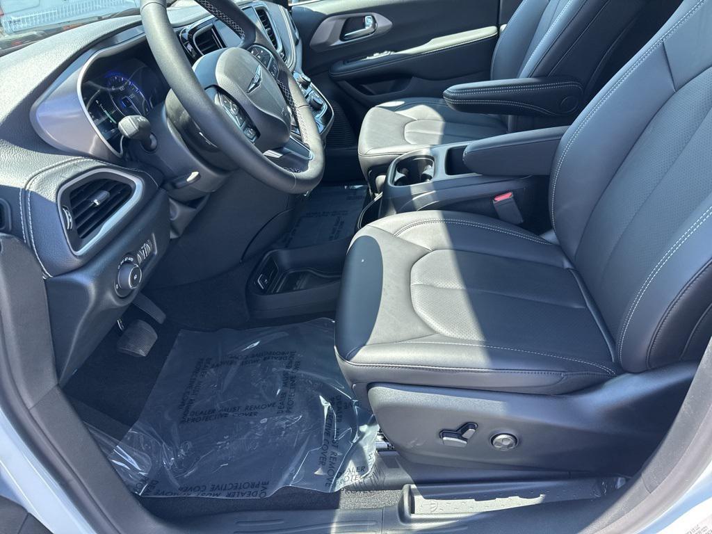 new 2025 Chrysler Pacifica car, priced at $44,325