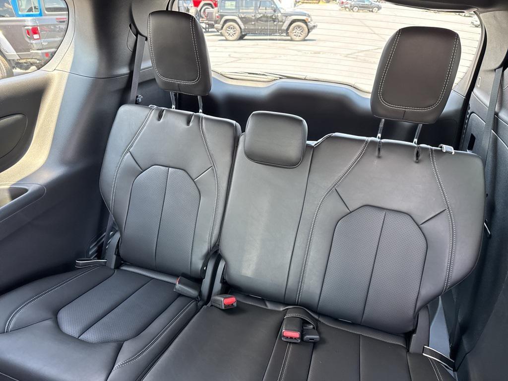 new 2025 Chrysler Pacifica car, priced at $44,325
