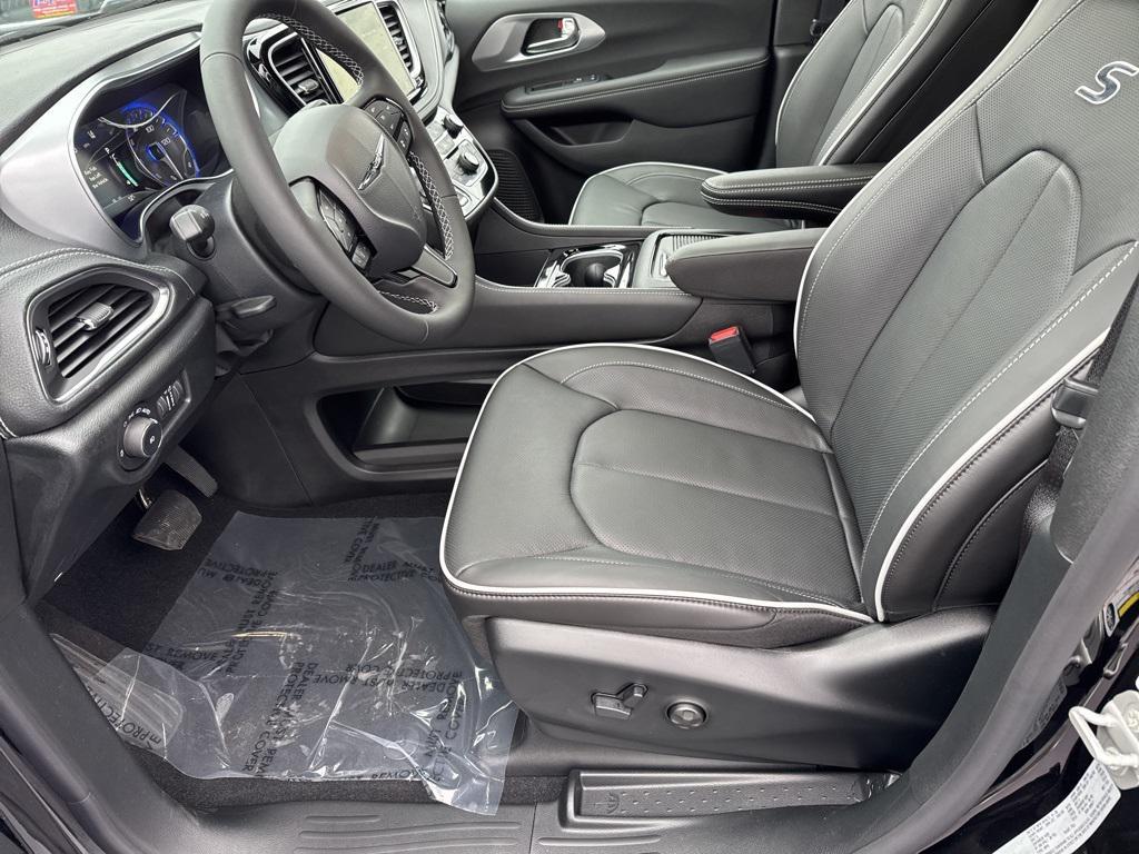 new 2026 Chrysler Pacifica car, priced at $55,620