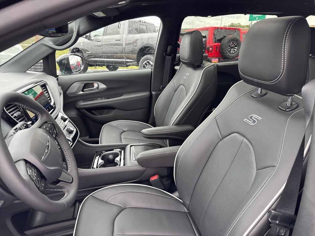 new 2026 Chrysler Pacifica car, priced at $55,620