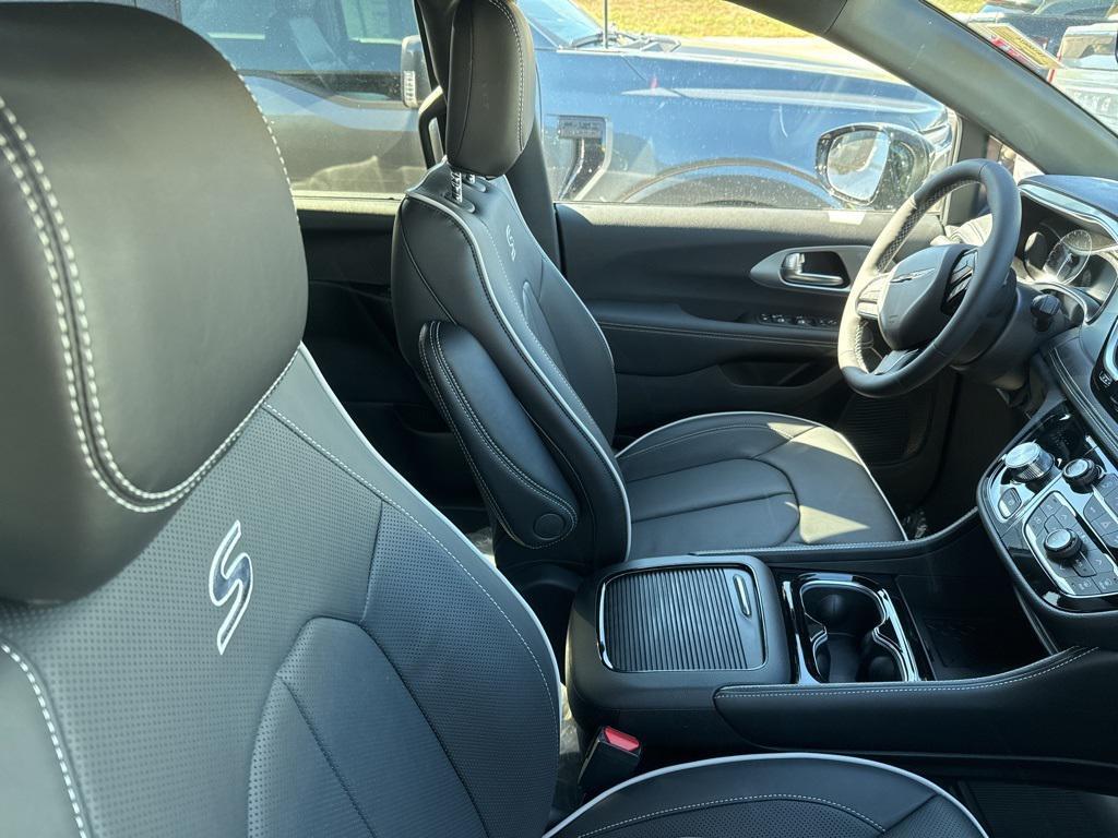 new 2026 Chrysler Pacifica car, priced at $55,620