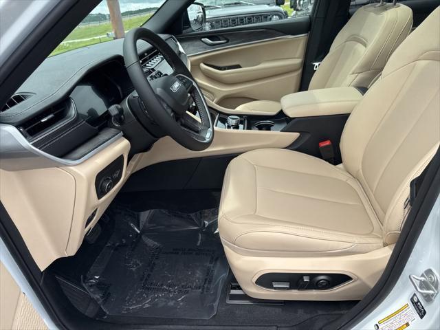 new 2025 Jeep Grand Cherokee car, priced at $52,140