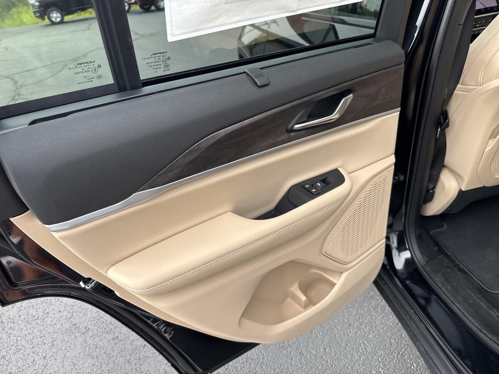 new 2025 Jeep Grand Cherokee car, priced at $54,667
