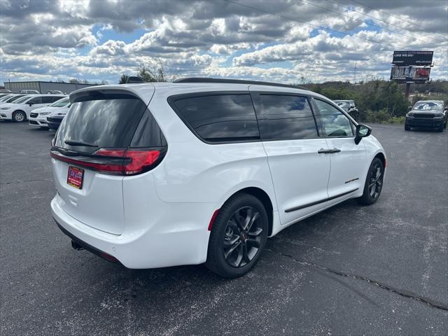 new 2024 Chrysler Pacifica car, priced at $43,986