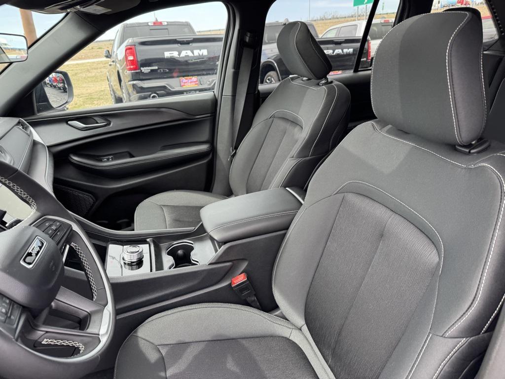 new 2025 Jeep Grand Cherokee car, priced at $42,670