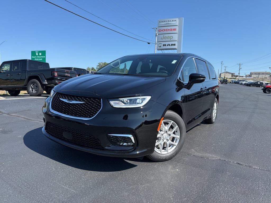 new 2025 Chrysler Pacifica car, priced at $44,225