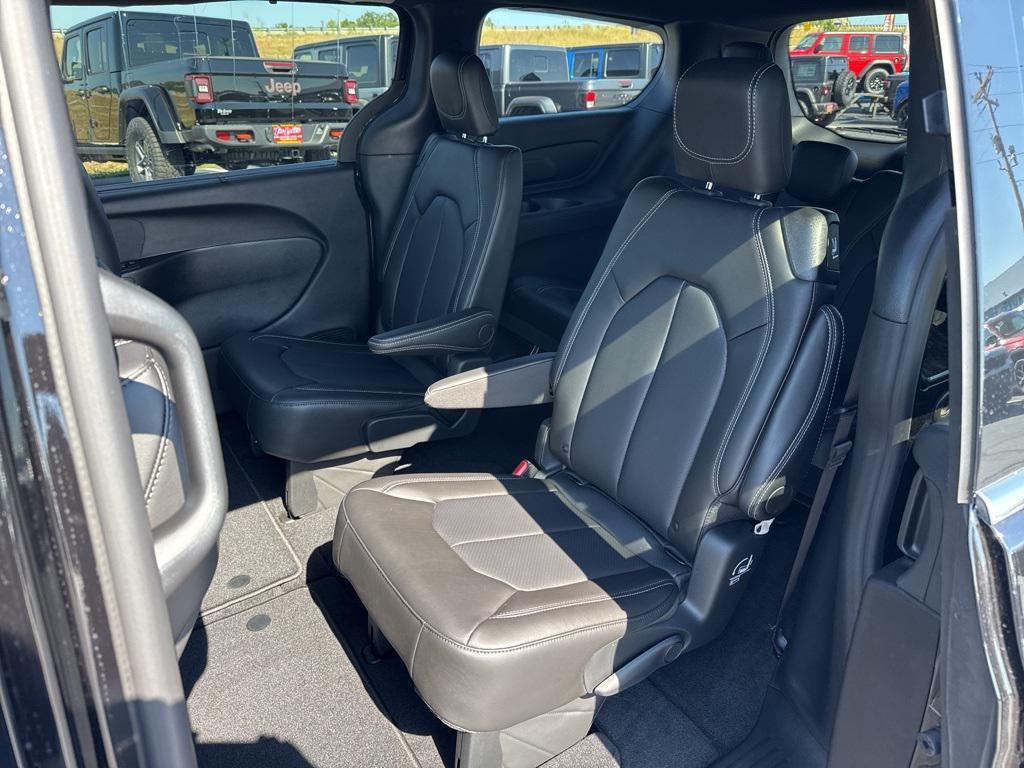 new 2025 Chrysler Pacifica car, priced at $44,225