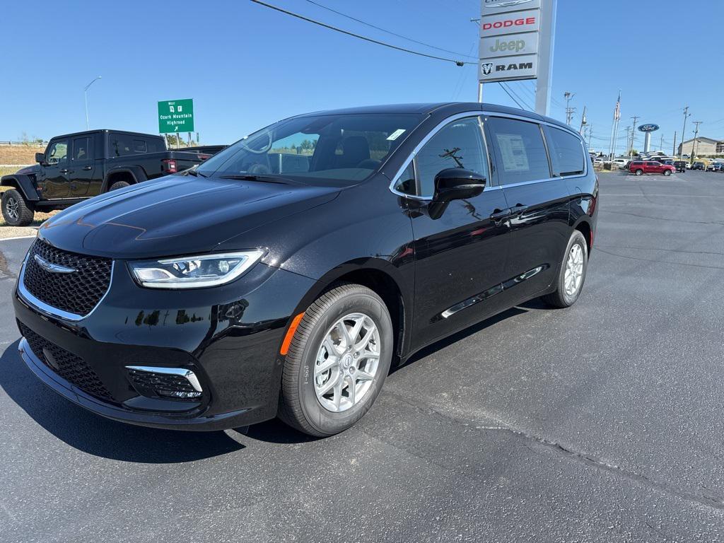 new 2025 Chrysler Pacifica car, priced at $44,225