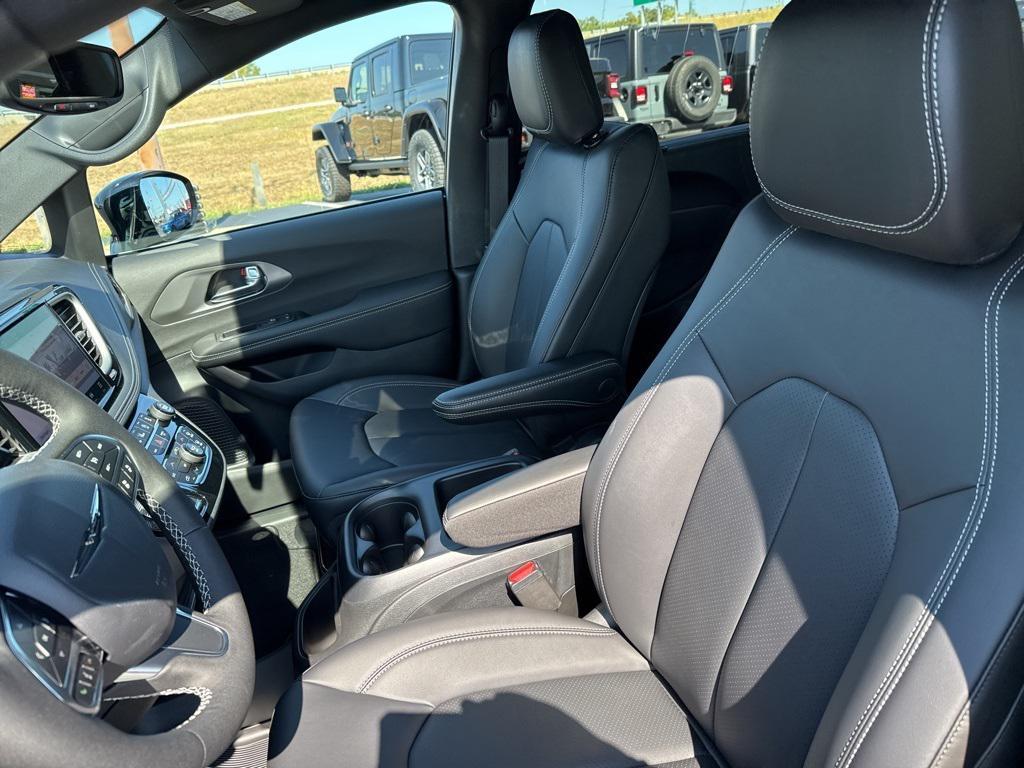 new 2025 Chrysler Pacifica car, priced at $44,225