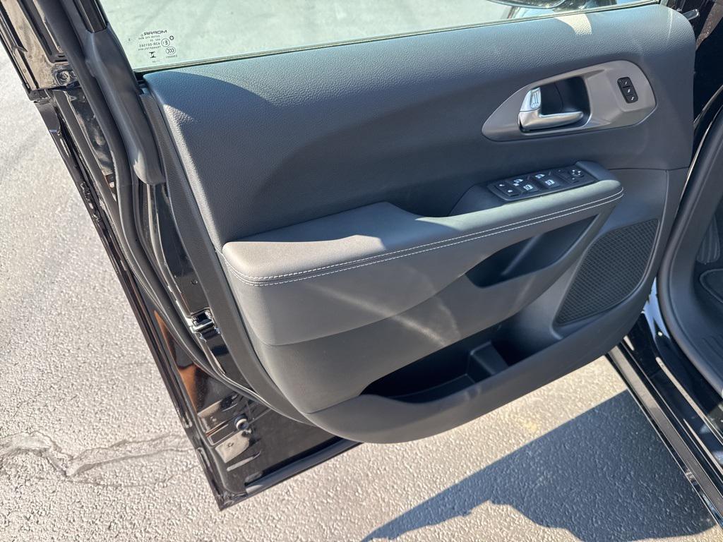 new 2025 Chrysler Pacifica car, priced at $44,225