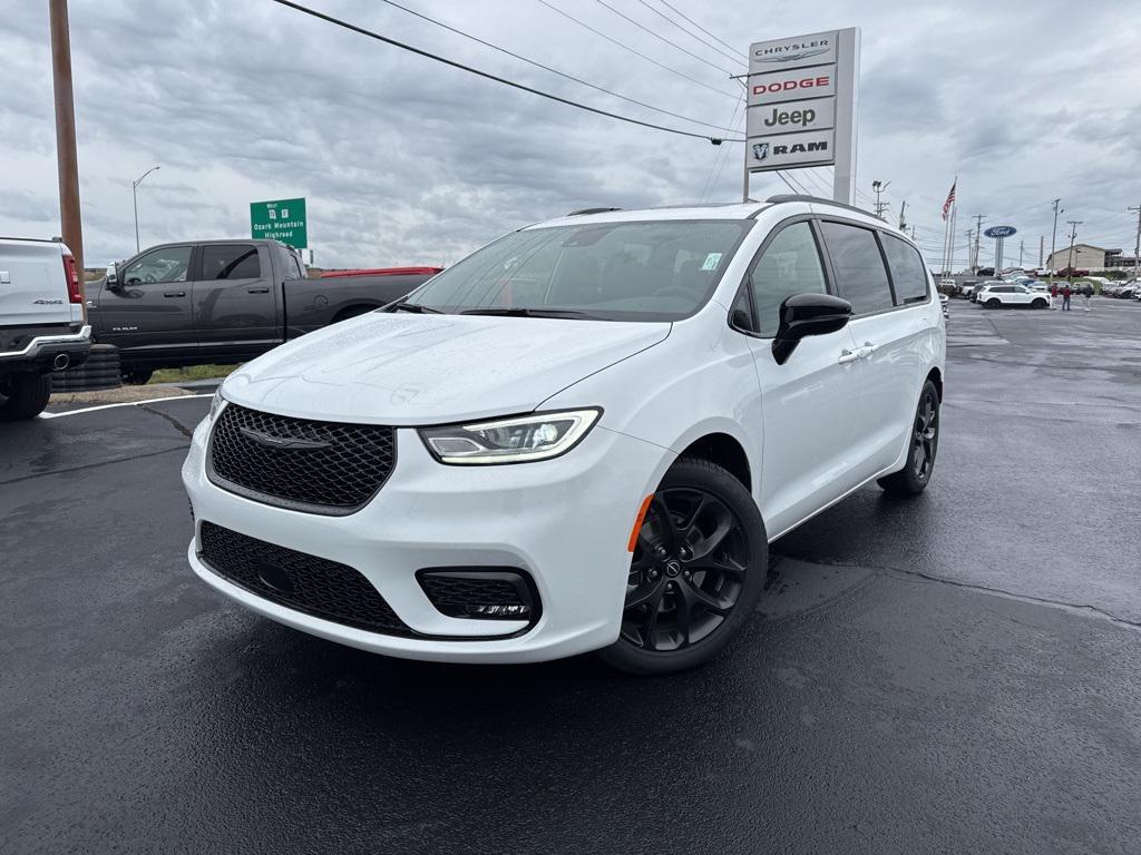 new 2026 Chrysler Pacifica car, priced at $51,039