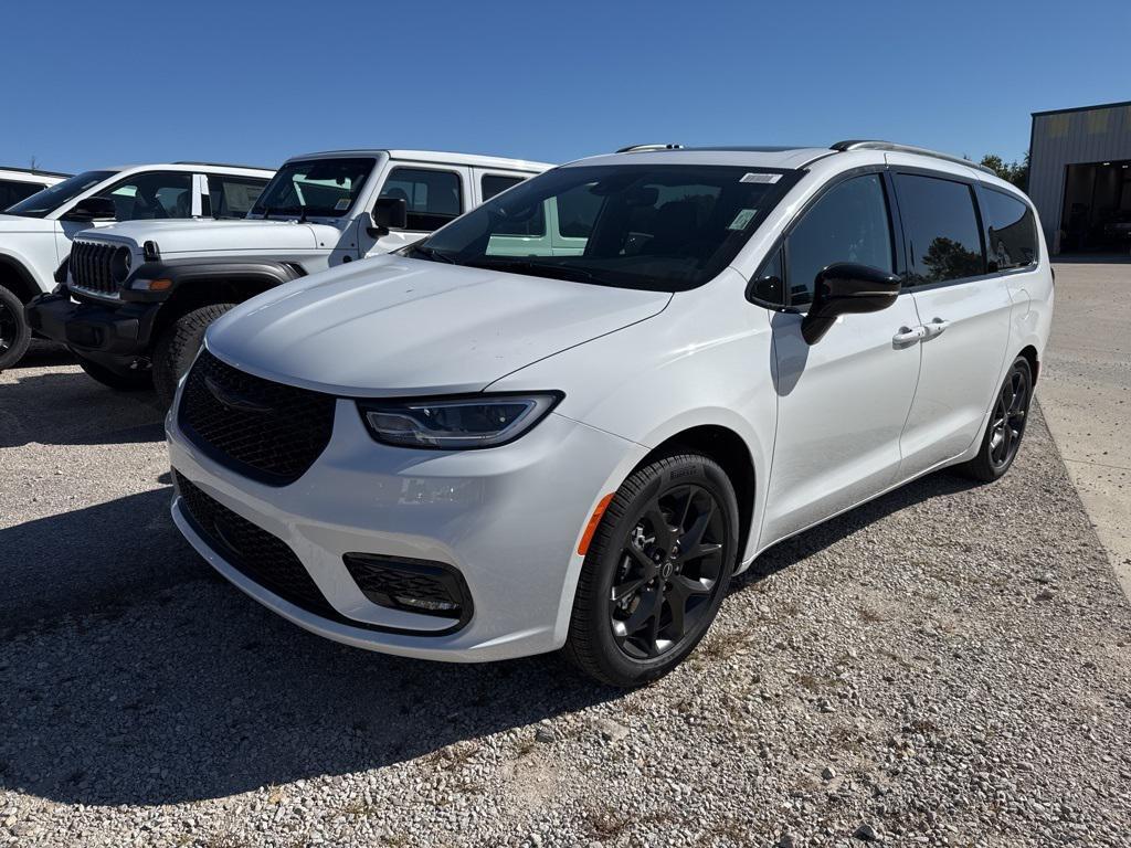 new 2026 Chrysler Pacifica car, priced at $51,039