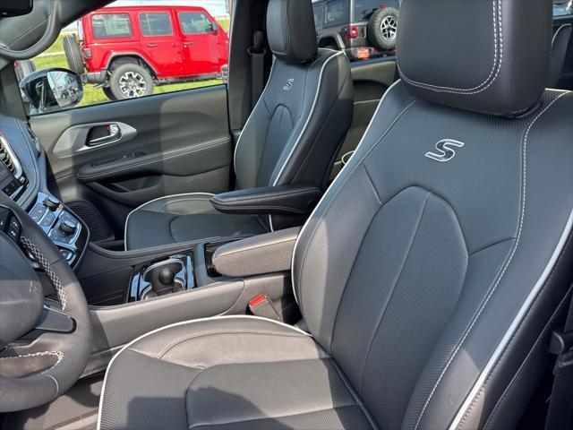new 2025 Chrysler Pacifica Hybrid car, priced at $60,080