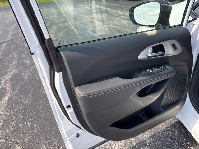 new 2025 Chrysler Pacifica Hybrid car, priced at $60,080