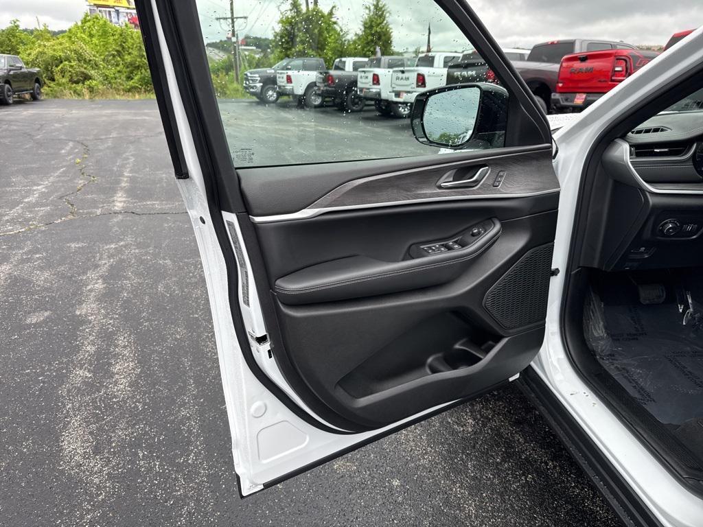new 2025 Jeep Grand Cherokee L car, priced at $53,535