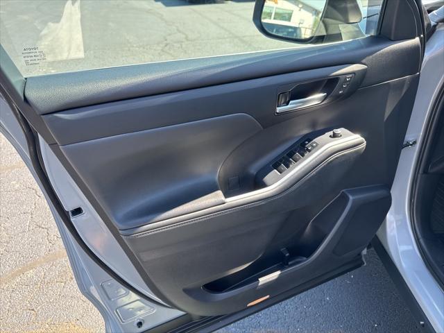 used 2022 Toyota Highlander Hybrid car, priced at $32,887