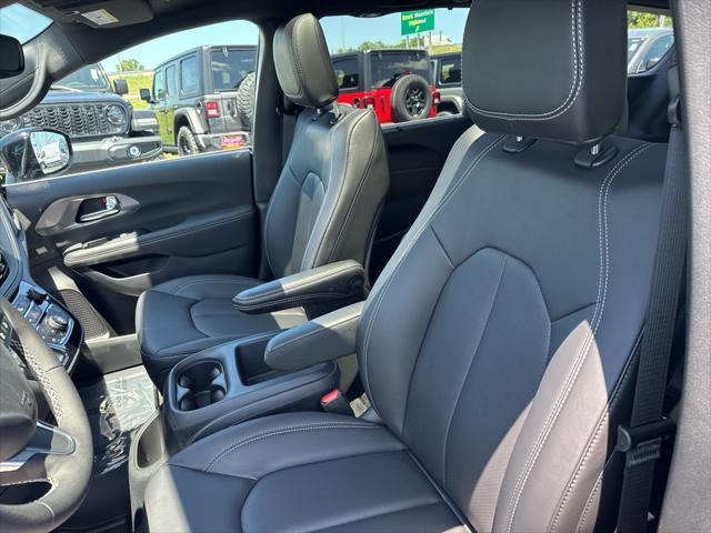 new 2025 Chrysler Pacifica car, priced at $47,620
