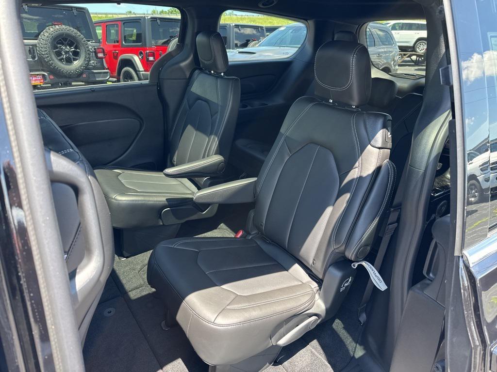 new 2025 Chrysler Pacifica car, priced at $45,920