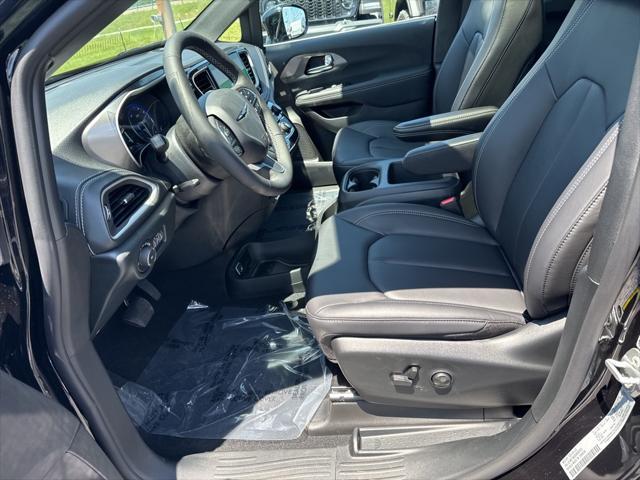 new 2025 Chrysler Pacifica car, priced at $47,620