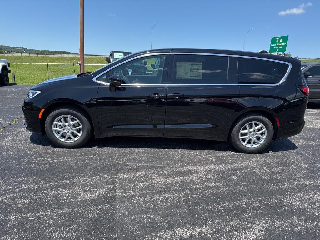 new 2025 Chrysler Pacifica car, priced at $45,920