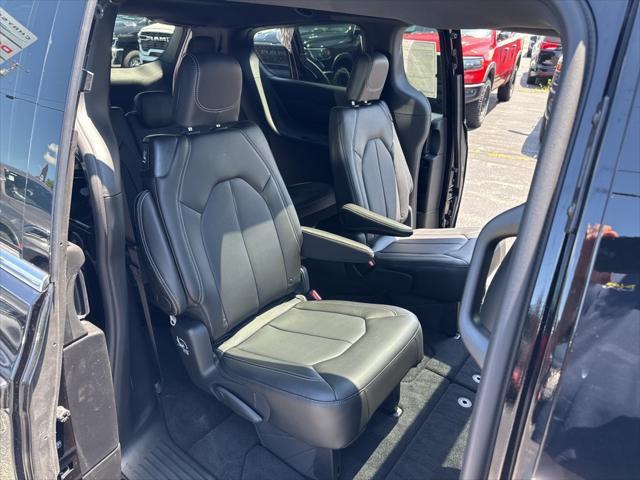 new 2025 Chrysler Pacifica car, priced at $47,620