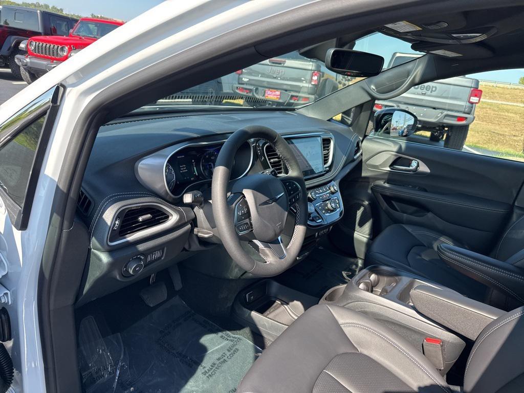 new 2025 Chrysler Pacifica car, priced at $44,425
