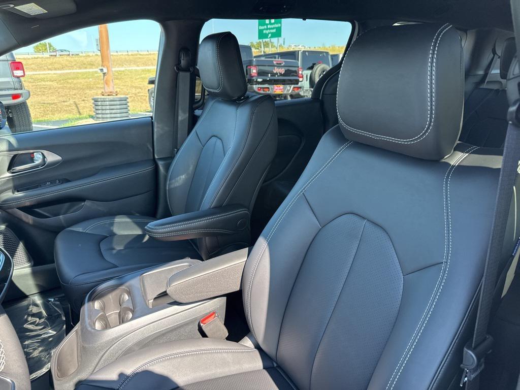 new 2025 Chrysler Pacifica car, priced at $44,425