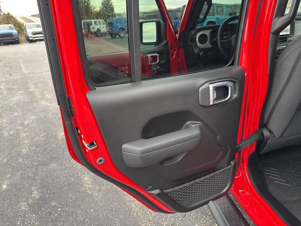 new 2025 Jeep Wrangler car, priced at $45,235