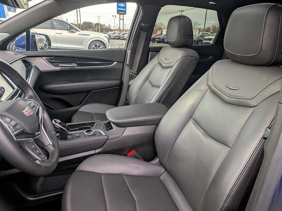 used 2025 Cadillac XT5 car, priced at $38,998