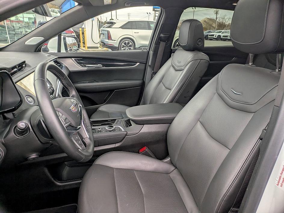 used 2025 Cadillac XT5 car, priced at $39,998