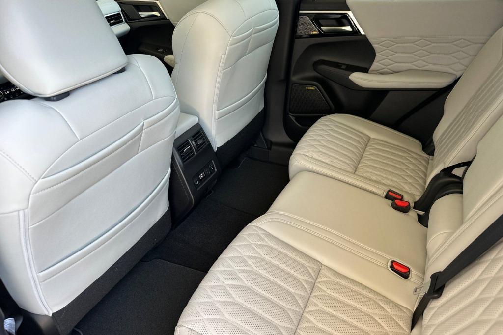new 2025 Mitsubishi Outlander car, priced at $44,340