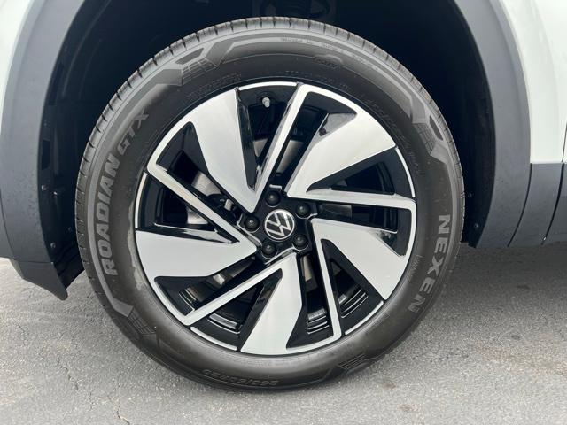 new 2024 Volkswagen Atlas car, priced at $40,681