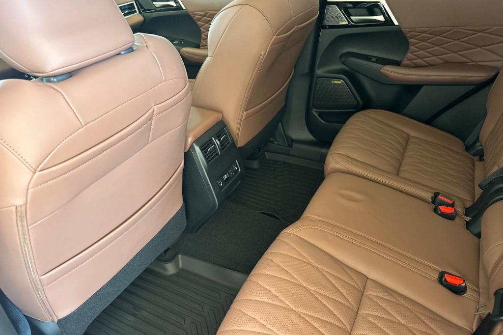 new 2025 Mitsubishi Outlander car, priced at $43,195