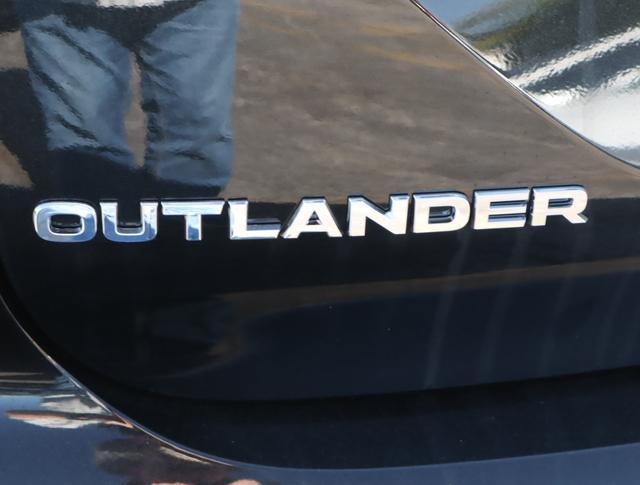 new 2024 Mitsubishi Outlander car, priced at $32,205